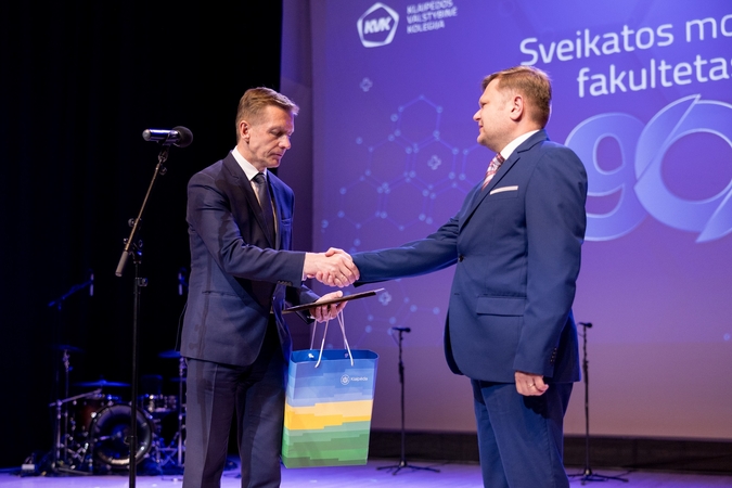 Sveikinimai. Klaipėdos miesto meras Arvydas Vaitkus su garbingu įstaigos jubiliejumi pasveikino kolegijos direktorių dr. Remigijų Kinderį.
