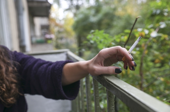 Nuo kitų metų už rūkymą balkonuose jau galima susilaukti baudos