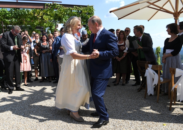 Karin Kneissl ir Vladimiras Putinas