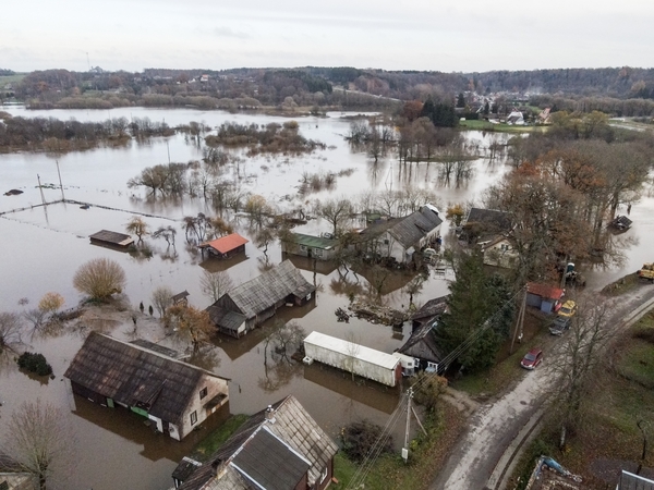 Potvynis pajūryje neslūgsta: Klaipėdoje vanduo kyla lėčiau, Kartenoje situacija stabilizavosi