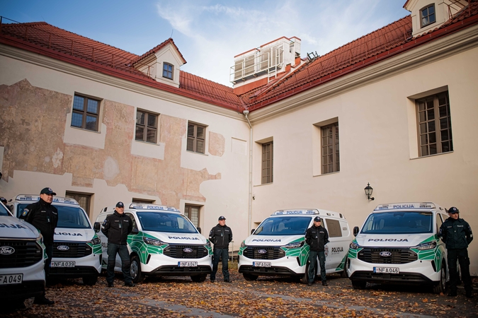 Policijos įstaigoms perduoti 26 nauji tarnybiniai automobiliai