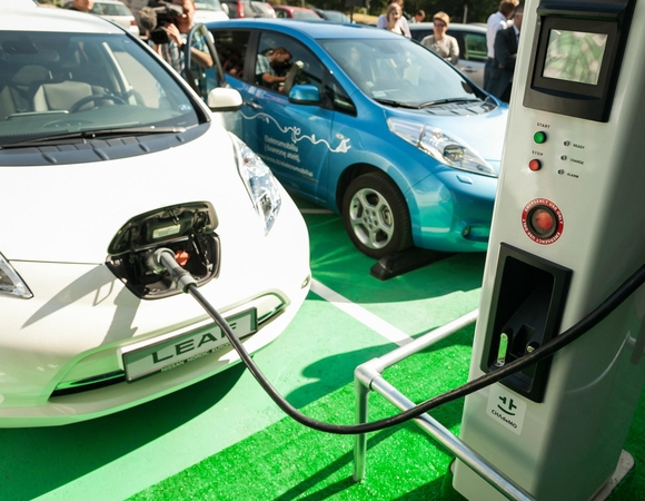 Bus įrengta 100 naujų elektromobilių įkrovimo stotelių