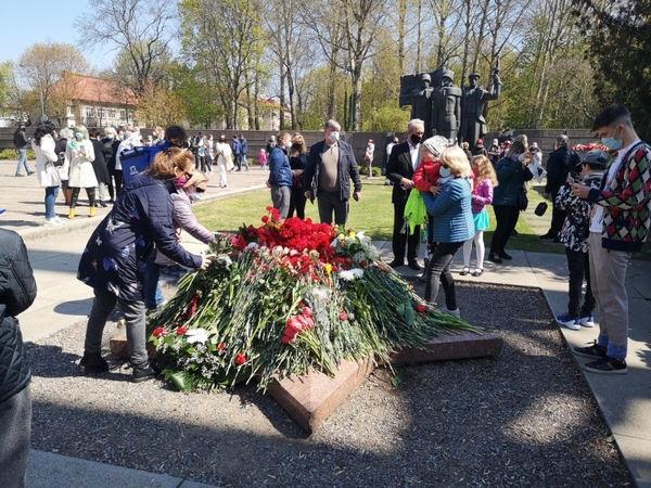 Mėlynos ir geltonos spalvos dažai ant paminklų: perdėtas patriotizmas ar provokacijos?