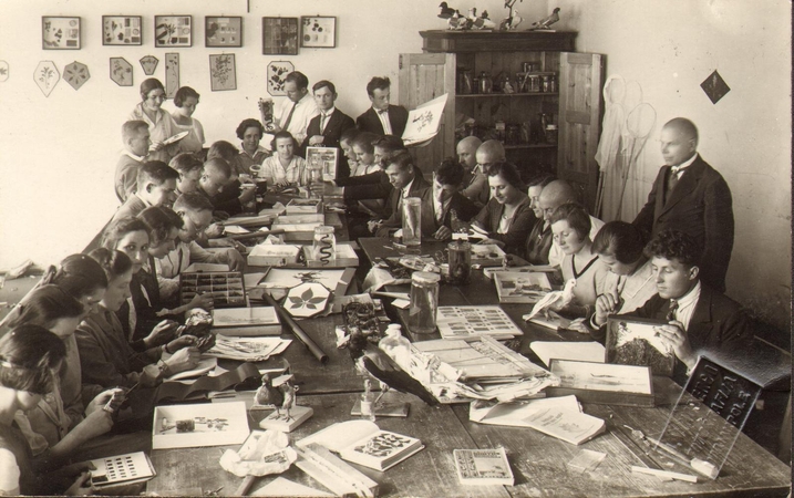 Pirmas iš dešinės - kursų vadovas V. Ruzgas (Marijampolė, 1928)