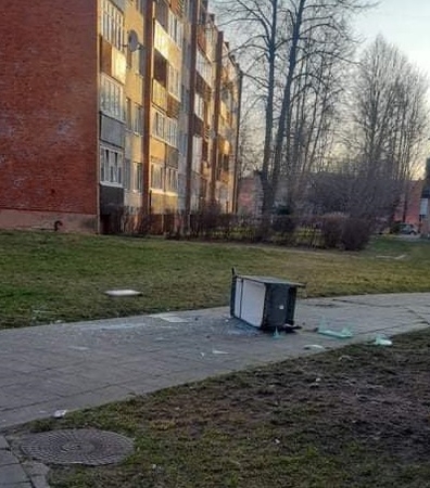 Baisu: šį kartą pro langą skriejo pavojingas daiktas, visa laimė, kad niekas nenukentėjo.