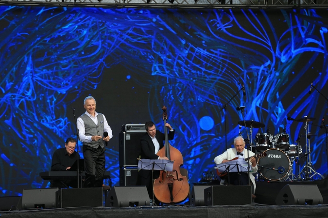 Festivalis „Naisių vasara“ prasidėjo: lankytojų mažiau ir dėl skandalų, ir dėl lietaus