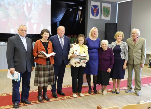 Knyga apie švietimą Pakaunės krašte keliauja į mokyklas