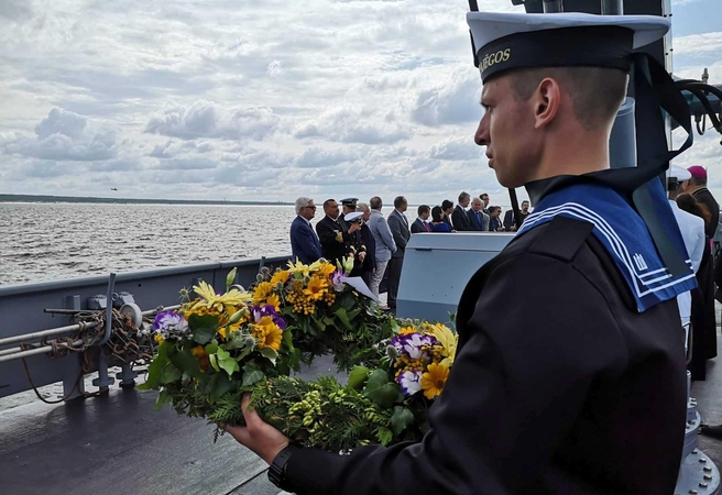 Iš laivo ir sraigtasparnio nuleistais vainikais pagerbti žuvusieji jūroje