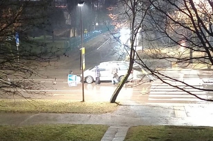 Baltijos gatvėje automobilis „Fiat“ nuvertė kelio ženklus