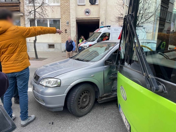 Kęstučio gatvėje susidūrė troleibusas ir „Opel Astra“: į ligoninę išvežta moteris