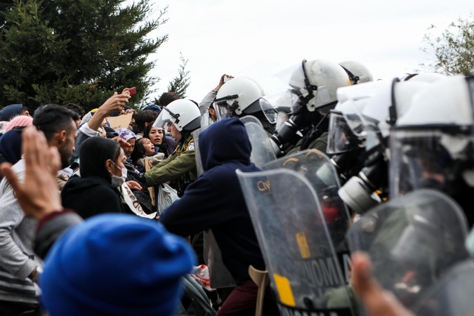 Graikijos policija sustabdė nelegalių migrantų protesto žygį Lesbo saloje