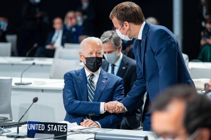 Joe Bidenas ir Emmanuelis Macronas