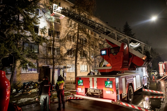 Chemijos gatvėje užsiliepsnojo daiktais apkrautas butas: savininkė apdegė, teko evakuoti žmones