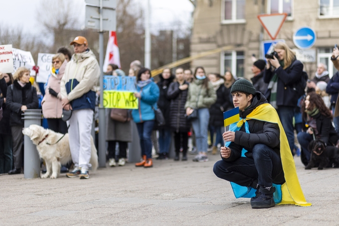 Keli šimtai žmonių prie Vokietijos ambasados ragino Berlyną atsibusti dėl karo Ukrainoje