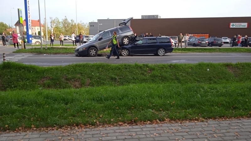 Vilniaus rajone susidūrė du „Volvo“: po smūgio vienas automobilis palindo po kitu