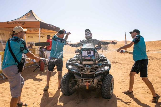 Maroko ralis įveiktas: abu „CFMOTO Thunder Racing Team“ pilotai kirto finišo arką