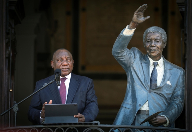 Cyrilas Ramaphosa (kairėje) prie Nelsono Mandelos skulptūros