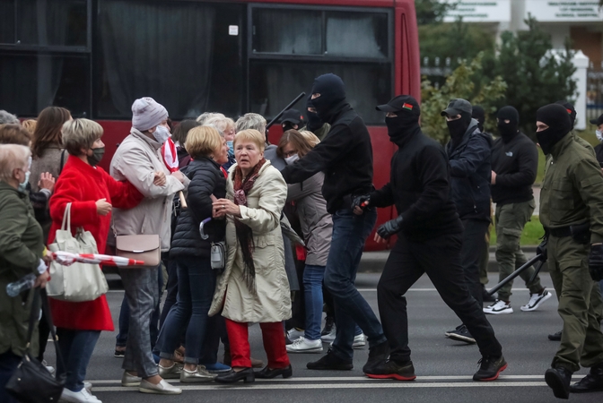 Minske milicija ardo protestuotojų barikadas, sulaiko demonstrantus