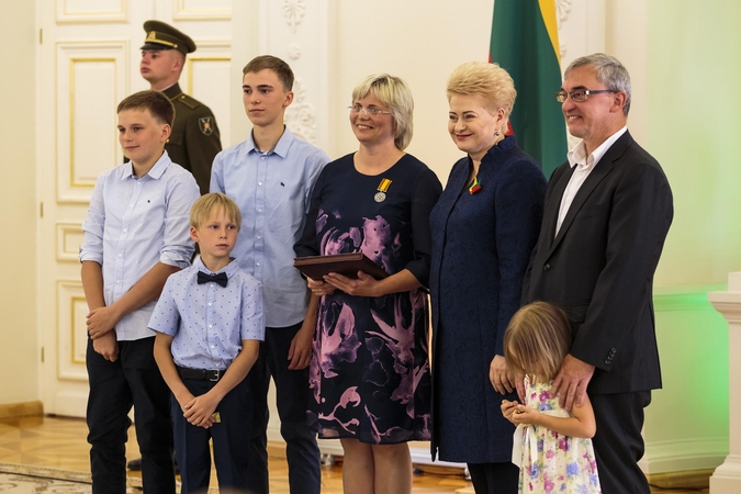 Prezidentė įteikė apdovanojimus už nuopelnus Lietuvai