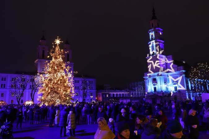 Kauniečiai ir šeštadienį tebeplūsta prie pagrindinės miesto eglės