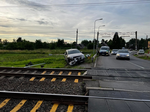 Neveronyse automobilis „Volvo“ nulaužė geležinkelio užkardą