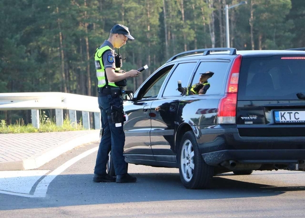 Anksti ryte į darbus važiuojančius kauniečius pasitiko policijos pareigūnai