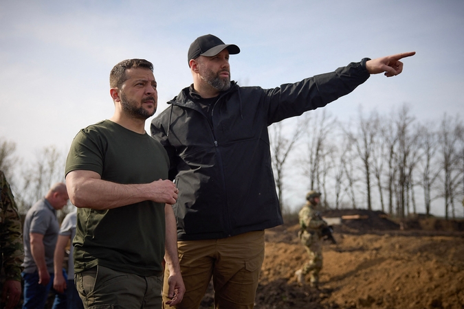 V. Zelenskis po rusų antpuolių lankėsi Charkive