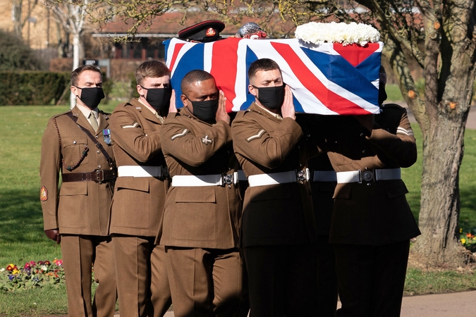 Britanija atsisveikino su pandemijos didvyriu kapitonu T. Moore'u