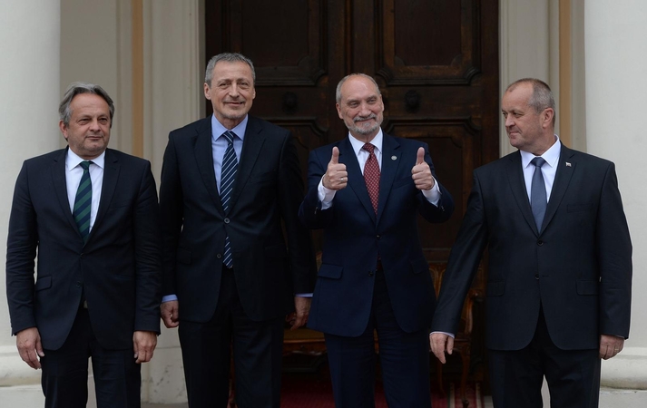 Tamas Vargha, Martinas Stropnicky, Antonis Macierewiczius ir Peteris Gajdos