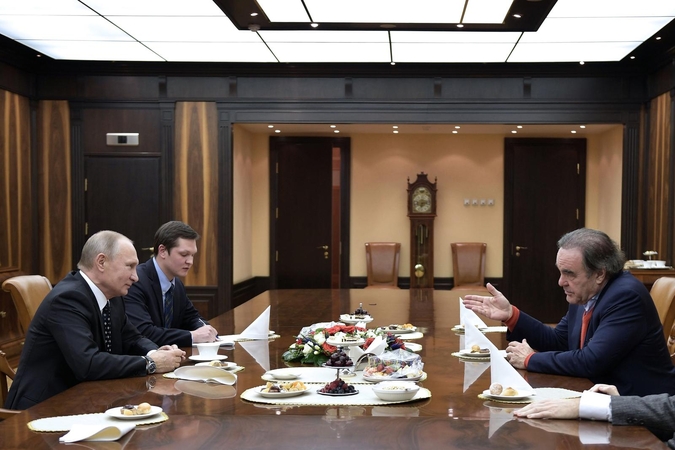 V. Putinas Kremliuje priėmė JAV dokumentinių filmų kūrėją O. Stone'ą
