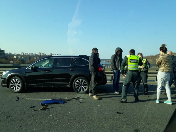Ant Varnių tilto susidūrė „Volvo“ ir „Peugeot“