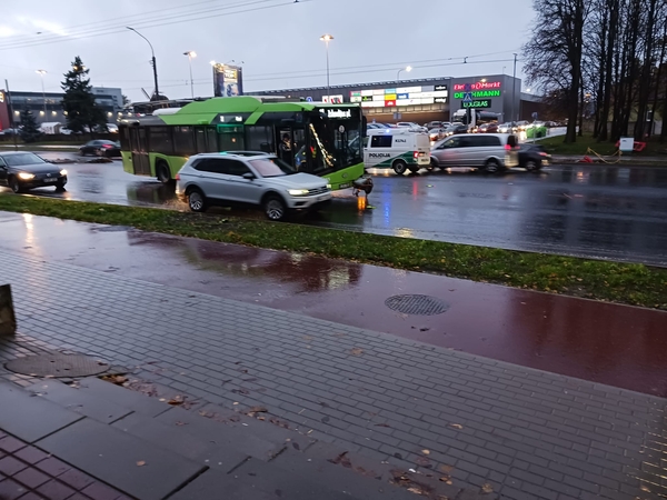 Savanorių prospekte troleibusas partrenkė du kelininkus