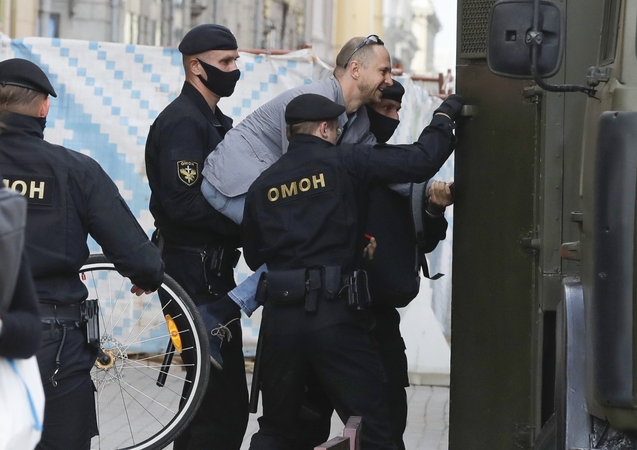 Minske sulaikomi žmonės, laukę eilėje su skundais CRK