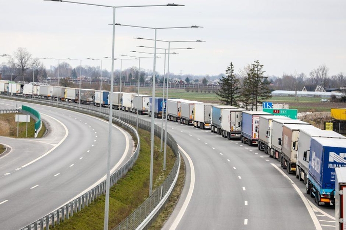 Nelikus eilių, Lenkija apribojo krovininio transporto eismą per Lazdijų punktą