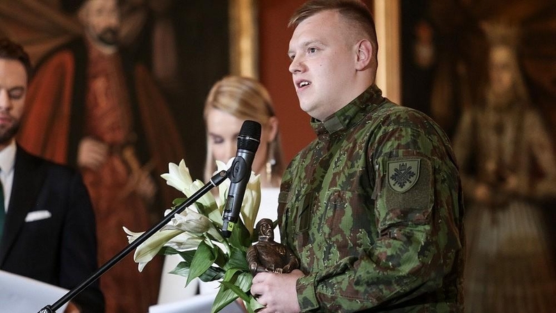„Lietuvos karžygio“ statulėlė įteikta nuo užpuolikų Indijos pilietį apgynusiam kariui