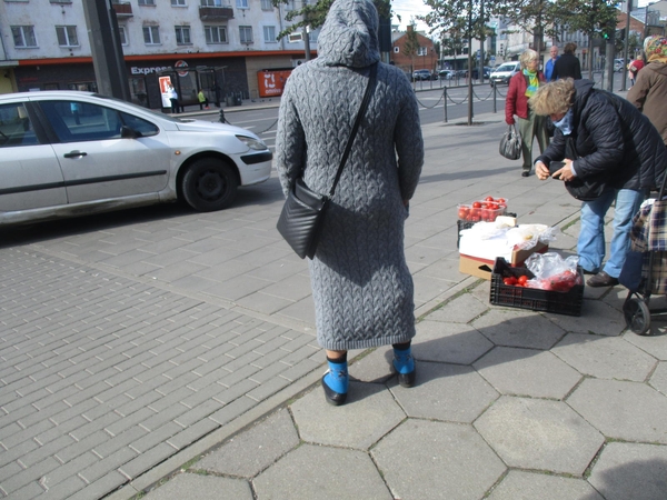 Ši moteris (su gobtuvu) siūlo pirkti cigarečių