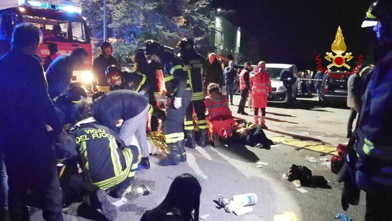 Kilus panikai Italijos naktiniame klube, žuvo 6 žmonės, dar 100 sužeista