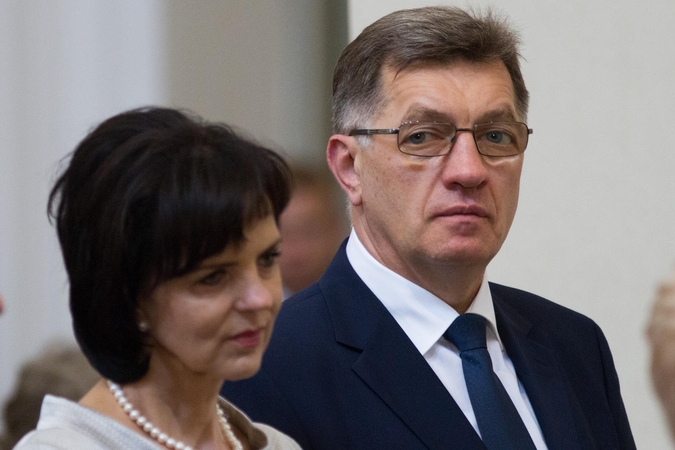 Premjerui grąžinus įgaliojimus, prezidentė pavedė Vyriausybei laikinai eiti pareigas 