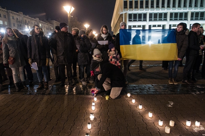 Šimtai žmonių Vilniuje pagerbė atakos Mariupolyje aukas