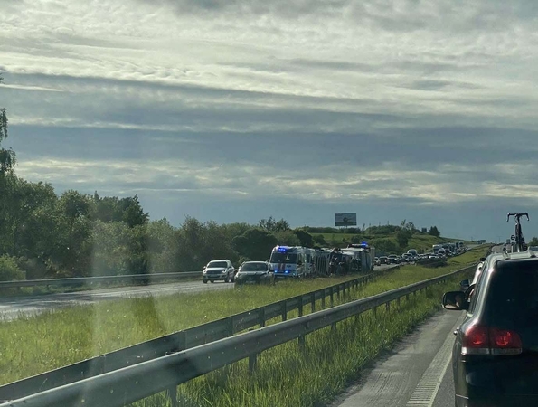 Kelyje Klaipėda – Kaunas apvirto Lenkijos piliečio vairuojamas vilkikas: susidarė spūstys