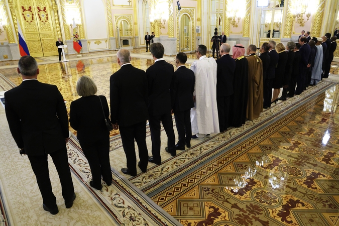 V. Putinas Europos šalių ambasadoriams teigė apgailestaujantis dėl prastų santykių