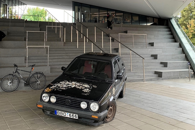 Prie MO muziejaus paliktas „Volkswagen Golf 2“ kelia klausimus