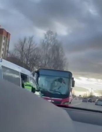 Baltijos gatvėje susidūrė autobusas ir dviratininkas