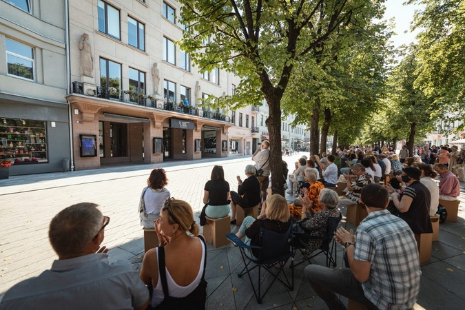 Nuo ketvirtadienio nebelieka žmonių skaičiaus ribojimų, kaukių reikės rečiau