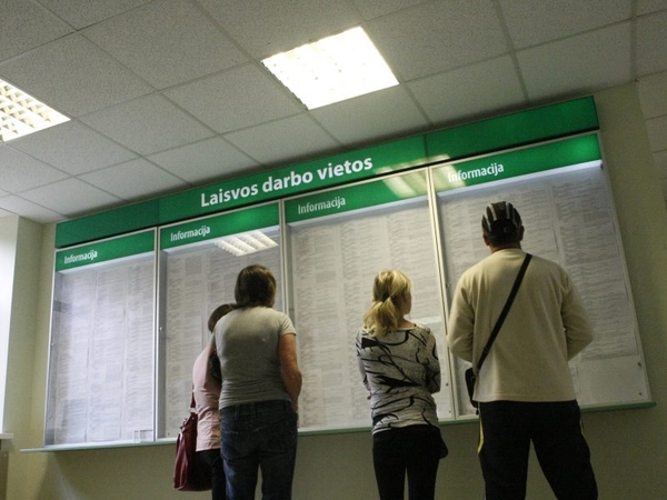 Kurių sričių darbuotojai daugiausia įspėti apie atleidimus?