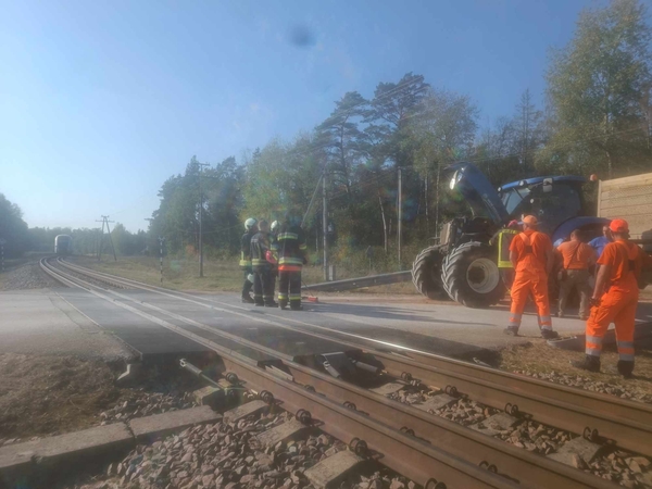 Lazdijų rajone susidūrė keleivinis traukinys ir traktorius