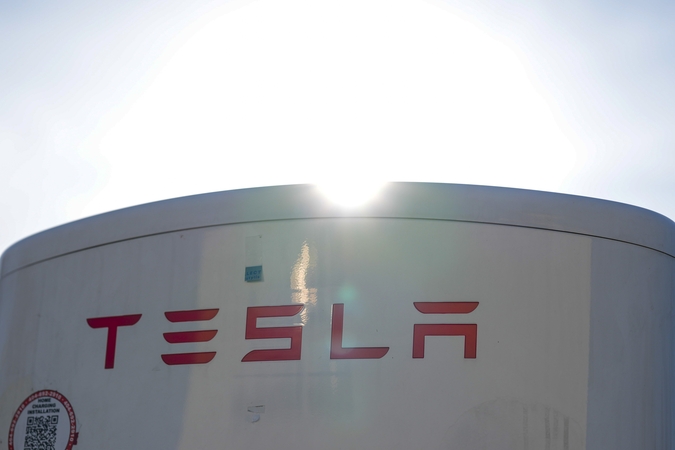 „Tesla“ atšaukia beveik visus „Cybertruck“ elektromobilius