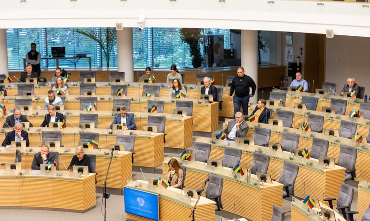 Seimas ėmėsi siūlymo išplėsti draudžiamų naudoti ginklų sąrašą