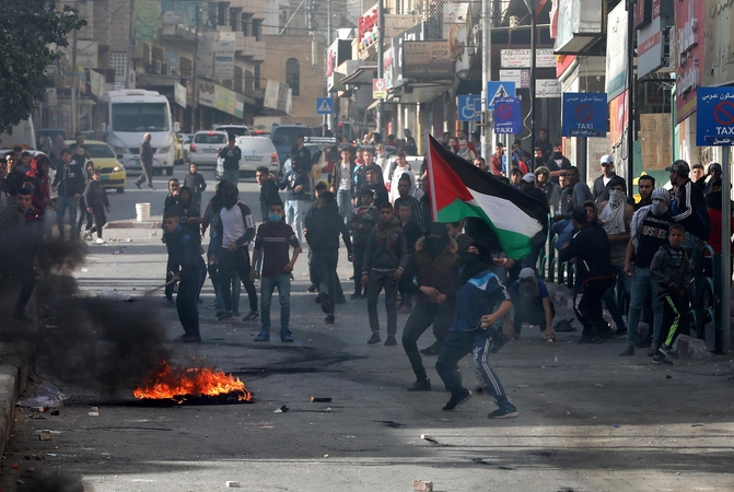 Palestiniečiai protestuoja prieš pasikeitusią JAV poziciją dėl Izraelio gyvenviečių 