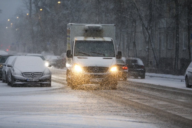 Sudėtingos eismo sąlygos šiaurės vakarų Lietuvoje, naktį eismo sąlygas sunkins šlapdriba, vėjas